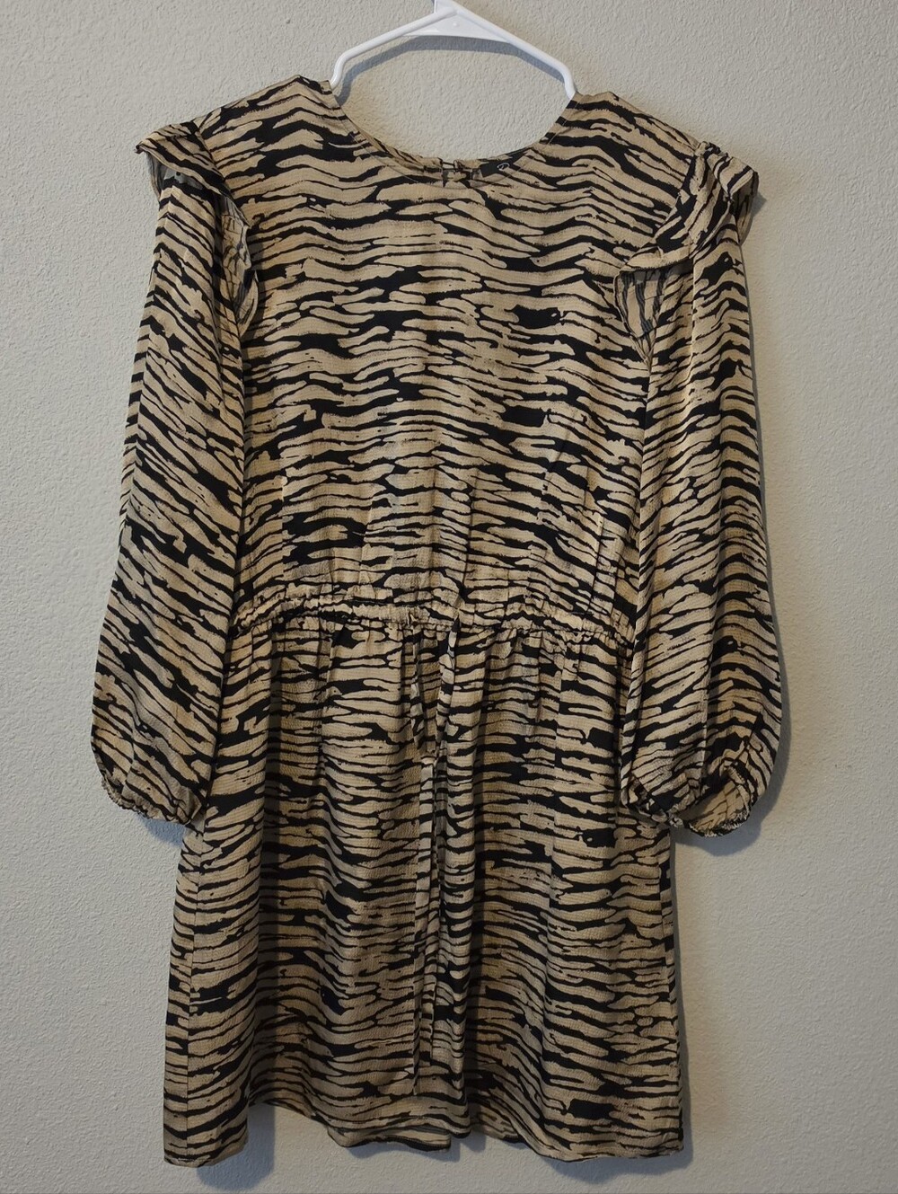 ​Rails Ora Canyon Dress Size M Hammered Satin Tiger Print Boho Ruffle - Picture 5 of 13